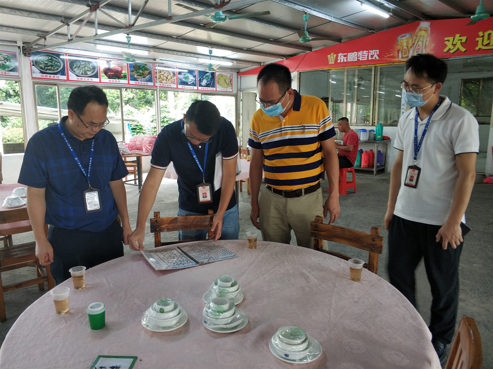 清城區(qū)市場監(jiān)管局領(lǐng)導(dǎo)班子帶隊開展“中秋、國慶”節(jié)前安全大檢查1.jpg
