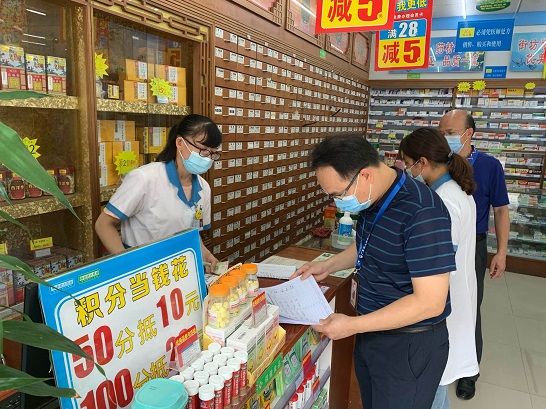 （圖為黃勁鋒局長(zhǎng)、個(gè)私企徐國(guó)奇副書(shū)記檢查藥店落實(shí)購(gòu)藥實(shí)名登記情況）.jpg