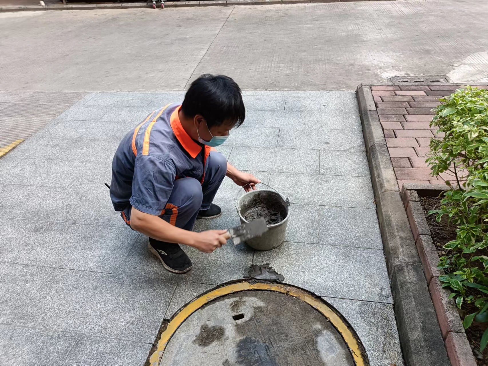 04-（信息公開(kāi)20221104修補(bǔ)小區(qū)破損路面 守護(hù)住戶安全出行-圖二.jpg