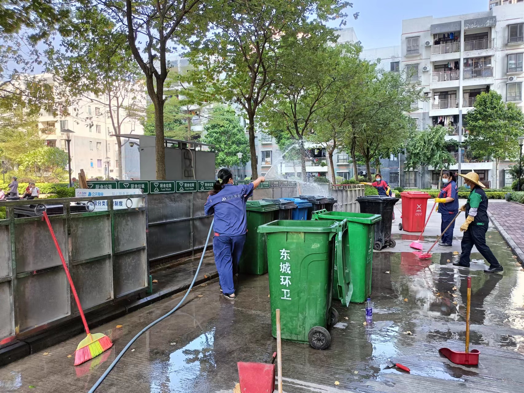 清理綠化帶垃圾，清洗各各棟樓大堂地面與消毒垃圾池6.jpg