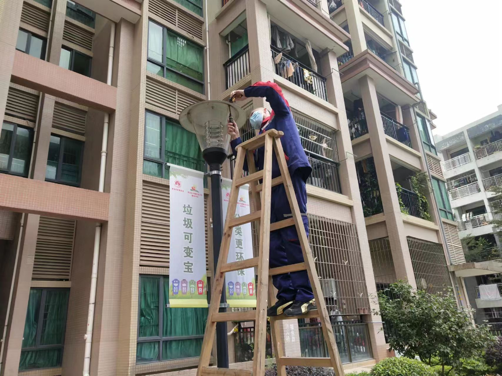 （信息公開(kāi)20230105更換燈泡 照亮公租房住戶(hù)的心-圖一.jpg