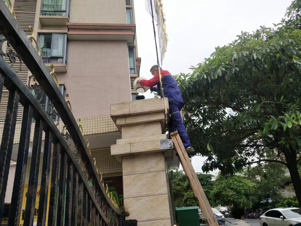 （信息公開(kāi)20230105更換燈泡 照亮公租房住戶(hù)的心-圖二.jpg